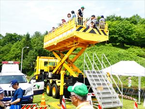 NEXCO東日本高所作業車